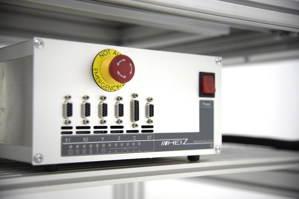 Optio koneen yhteydessä: CNC-Step - Suojakotelo saranaovilla edessä - High-Z S-1000 - 1540 × 970 × 850 mm
