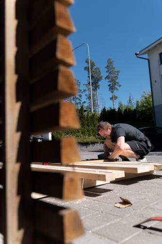 Finsk olympisk idrottares sommarserie - Bygga ett terrassbord av återvunnet material