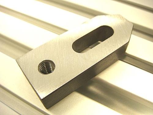 CNC-Step - Kiinnitysrauta terästä - 50x20x10 mm - M6 - 7 mm pitkäreikä